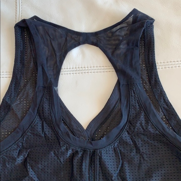 Black mesh lululemon workout tank, 2 button snap - Picture 5 of 5
